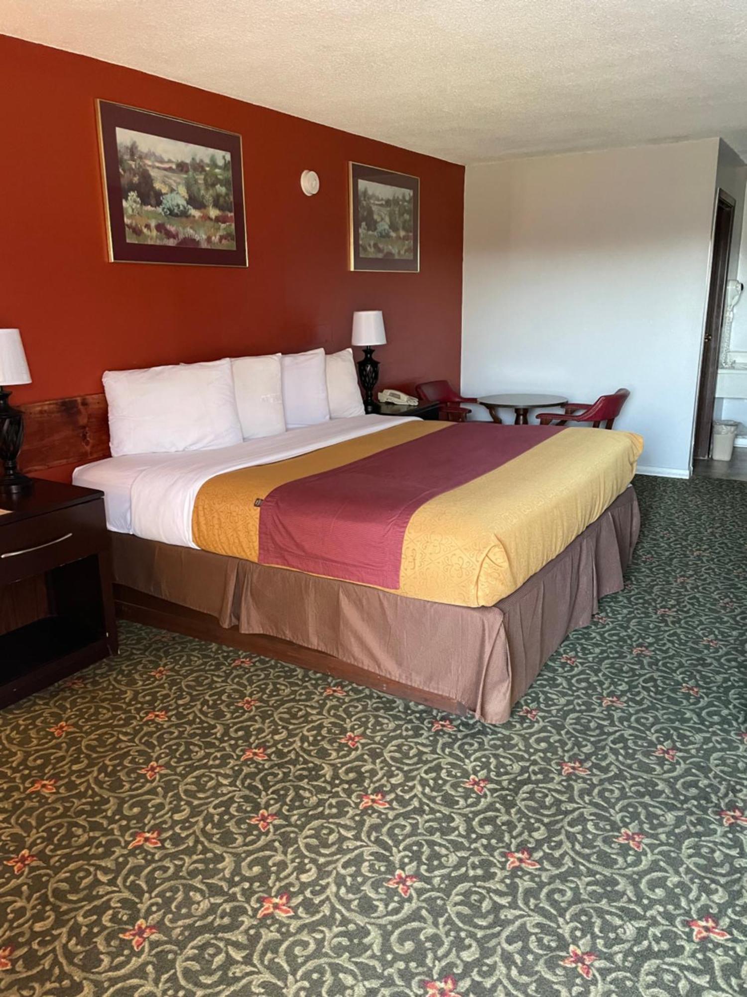 Budget Host Motel *
