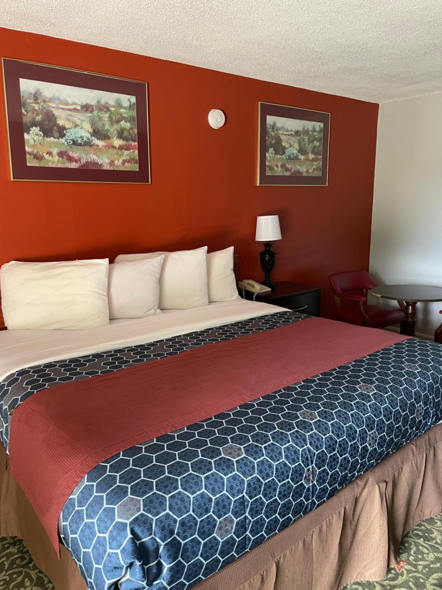 Budget Host Motel *